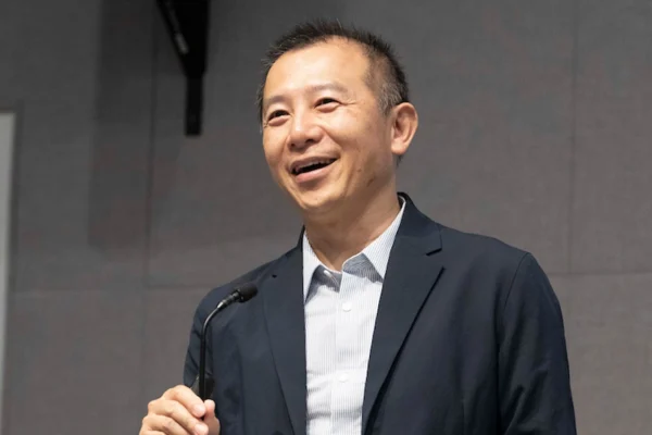 Leida Chen, speaking during an AI event